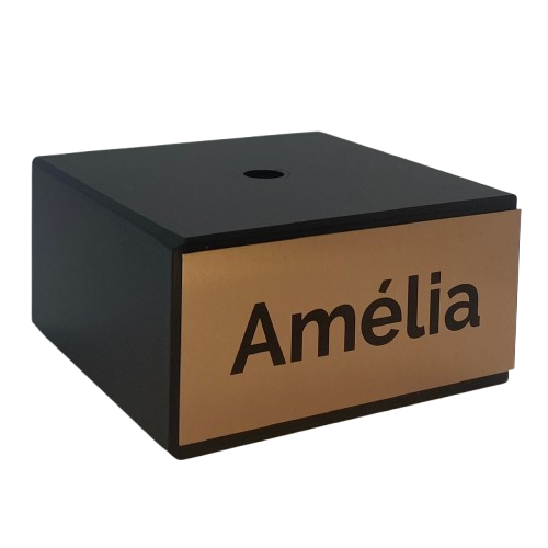 Mramorová podstava s plechovým štítkom